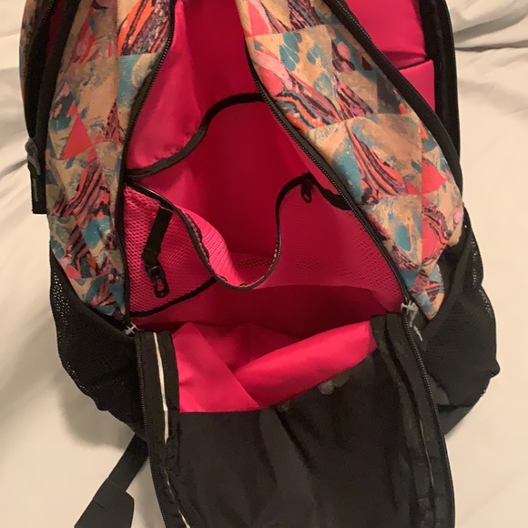 Backpack with many pockets and can hold a laptop. Spacious pockets. - Picture 5 of 6